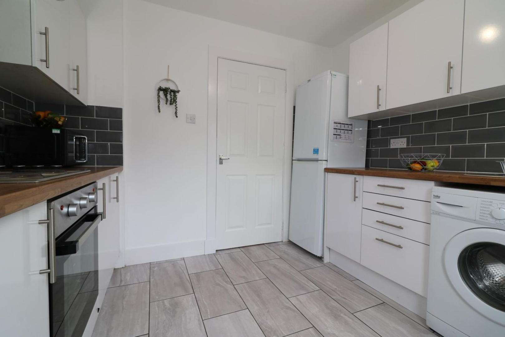 Signature - Gartlea House Apartment Airdrie Bagian luar foto