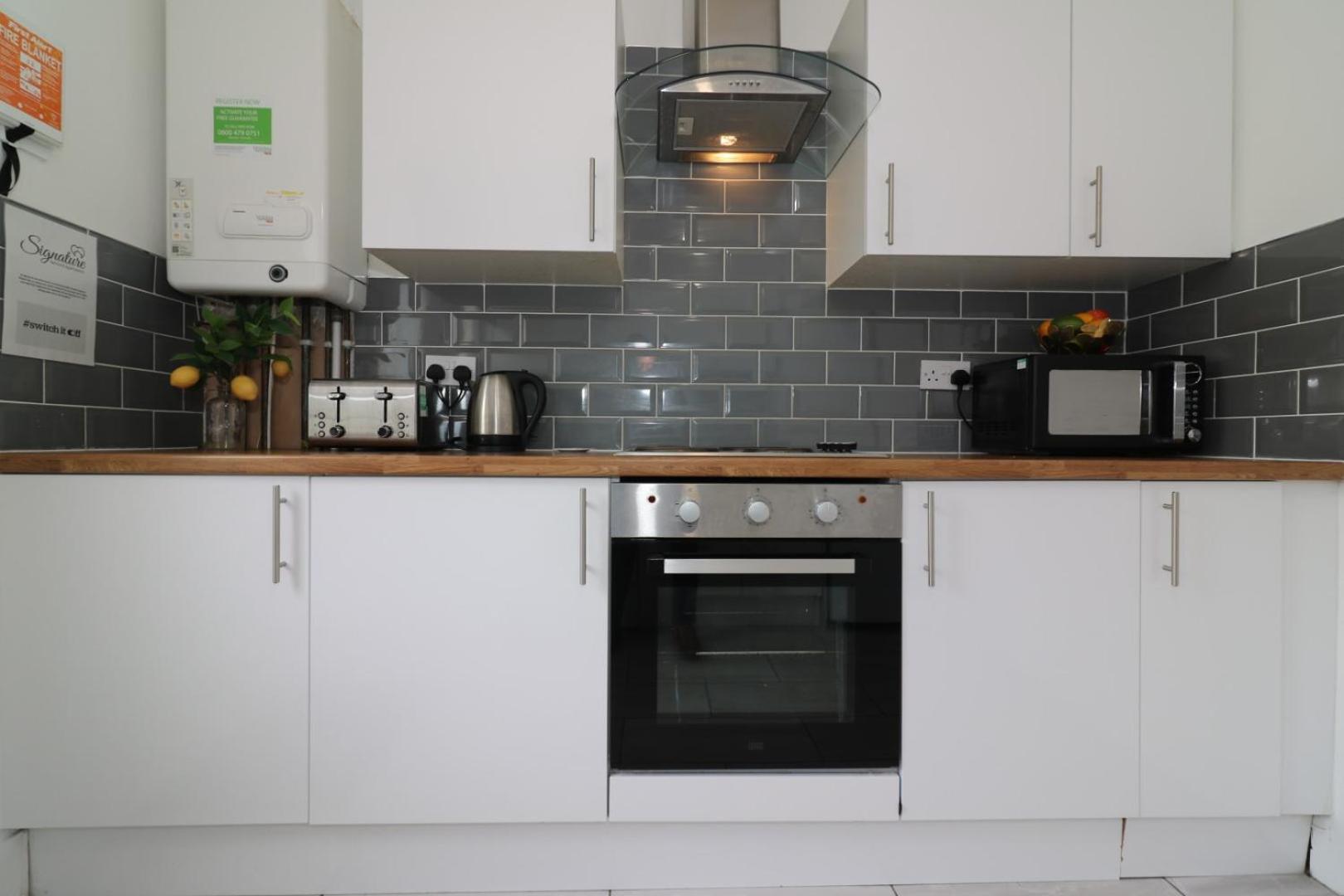 Signature - Gartlea House Apartment Airdrie Bagian luar foto