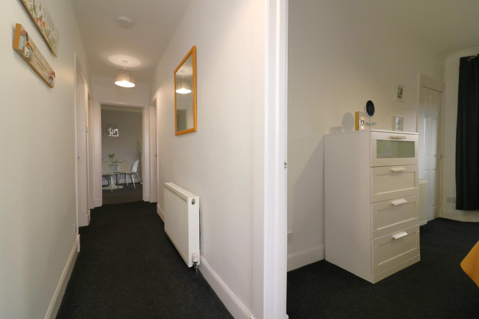 Signature - Gartlea House Apartment Airdrie Bagian luar foto
