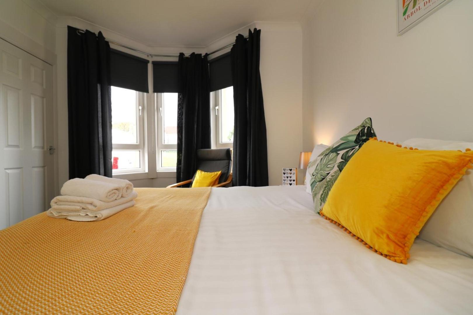 Signature - Gartlea House Apartment Airdrie Bagian luar foto